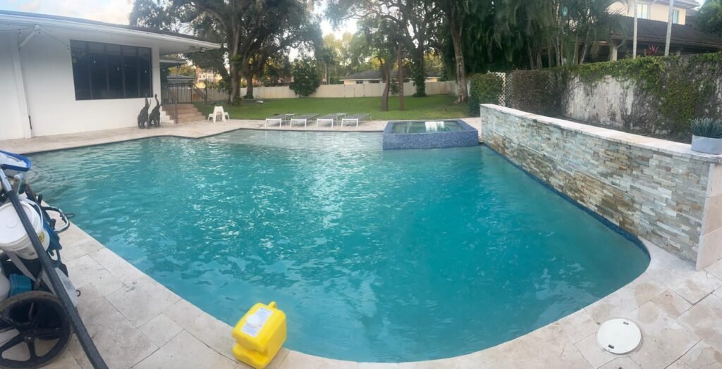 Piscina de patio con el agua transparente y el fondo visible después del mantenimiento