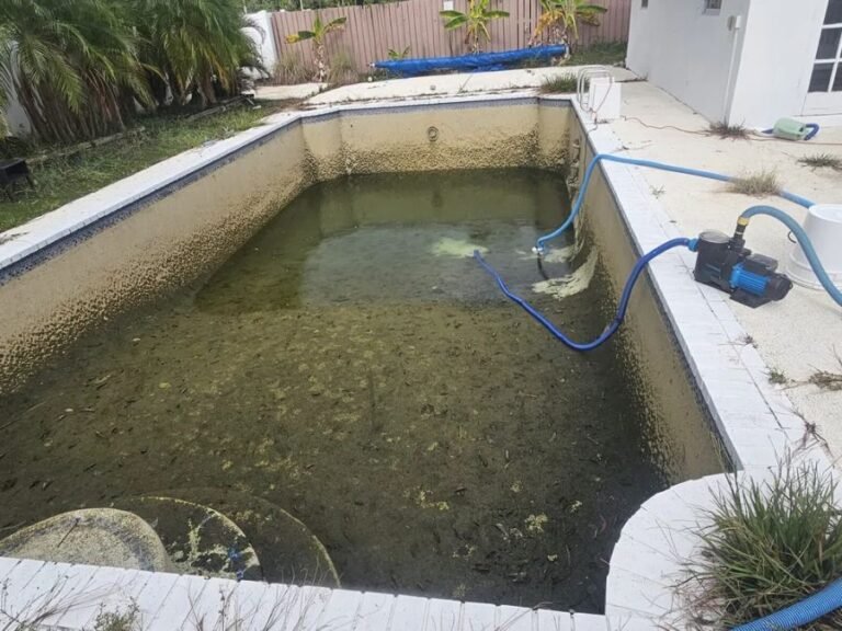 Bomba sumergible drenando una piscina durante el servicio