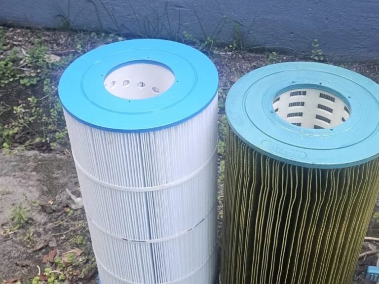 Cartuchos de filtro de piscina, uno limpio y otro saturado