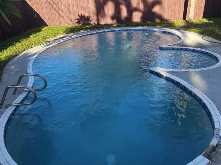 Piscina terminada con agua cristalina tras el servicio