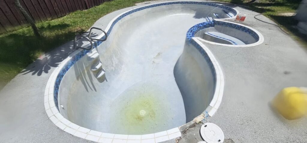 Piscina tras el lavado a fondo de la superficie