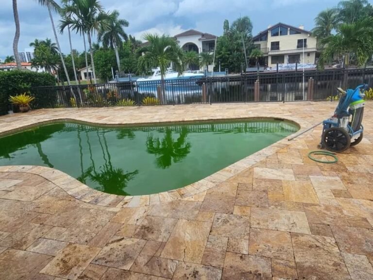 Piscina con agua verde antes del tratamiento
